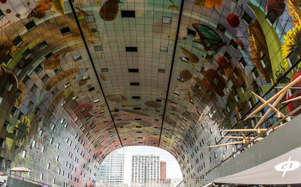 Rotterdam, Hollanda - 22 Mayıs 2018: Güçlü bir sanat eseri ile süslenmiş Markthal (Pazar salonu) içindeki meyve, sebze, tohum, balık, çiçekler ve böcekler genişlemiş.