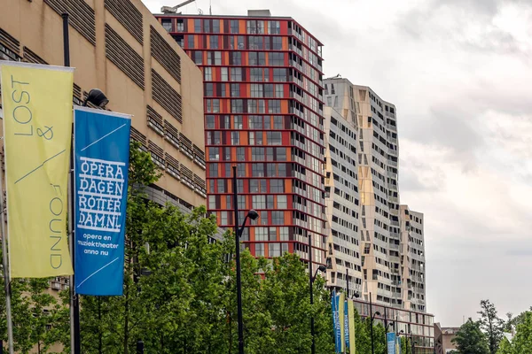 Rotterdam, Hollanda - 22 Mayıs 2018: Çarpıcı ve renkli De Calypso bina apartman kompleksi. Eğimli cephe ve düzensiz cam paneller nedeniyle bu sürekli hareket gibi görünüyor..