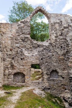 Duvar ve Koknese Kalesi - Letonya topraklarında en büyük ve en önemli ortaçağ kaleleri kemerli pencere mahvetti. Kalenin Riga piskoposluk için 1209 inşa edilmiş.