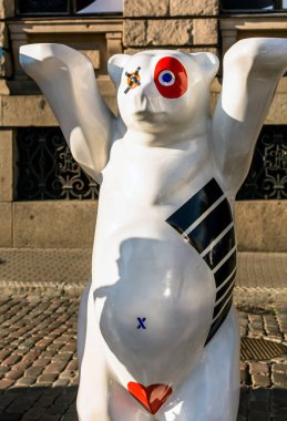 Riga, Letonya - 15 Temmuz 2018: Hollanda ayı dostum ayı Amerika Uluslararası Sanat Sergisi (Sanatçı: Otto J Stuurman). Barış, sevgi, hoşgörü ve uluslararası anlayışı sergi teşvik.