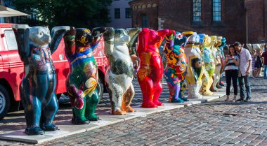 Riga, Letonya - 15 Temmuz 2018: Renkli bears dostum ayı Amerika Uluslararası Sanat Sergisi. Ayılar çemberi insanların hoşgörü ve uluslararası anlayışı hakkında düşünmek yapmak için oluşturuldu.