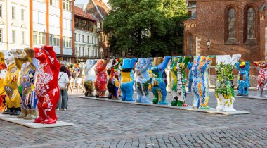Riga, Letonya - 15 Temmuz 2018: İki metre boyunda fiberglass ayı United dostum ayı sergisinde. Ayılar çemberi insanların hoşgörü ve uluslararası anlayışı hakkında düşünmek yapmak için oluşturuldu.