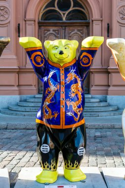 Riga, Letonya - 15 Temmuz 2018: Çin ayı dostum ayı Amerika Uluslararası Sanat Sergisi (Sanatçı: Xiuguo Dong). Barış, sevgi, hoşgörü ve uluslararası anlayışı sergi teşvik.