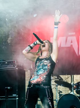 Jekabpils, Letonya - 4 Ağustos 2018: Mara Metalshow açık hava Festivali Letonya Letonya metal grubu sahne. Şarkıcı Mara Lisenko eliyle mikrofon kadar çığlık. 