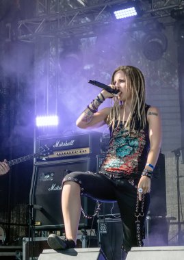 Jekabpils, Letonya - 4 Ağustos 2018: Mara Lisenko, Letonca metal grubu Mara, Metalshow açık hava Festivali Letonya gerçekleştirmeyi ve gösterişli şarkıcı.