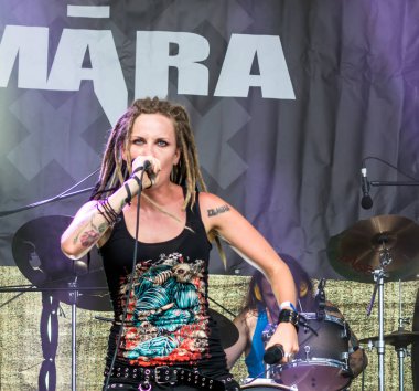 Jekabpils, Letonya - 4 Ağustos 2018: Mara Lisenko, Letonca metal grubu Mara, Metalshow açık hava Festivali Letonya gerçekleştirmeyi ve gösterişli şarkıcı.