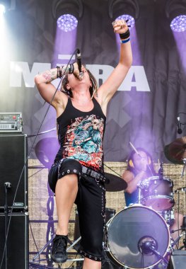 Jekabpils, Letonya - 4 Ağustos 2018: Etkileyici şarkıcı Mara Lisenko Mara Metalshow açık hava Festivali Letonya Letonya metal grubu gerçekleştirme.