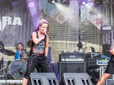 Jekabpils, Letonya - 4 Ağustos 2018: Şarkıcı Mara Lisenko, Letonca metal band Metalshow açık hava Festivali Letonya Mara gerçekleştirmeyi.