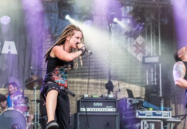 Jekabpils, Letonya - 4 Ağustos 2018: Şarkıcı Mara Lisenko, Letonca metal band Metalshow açık hava Festivali Letonya Mara gerçekleştirmeyi.