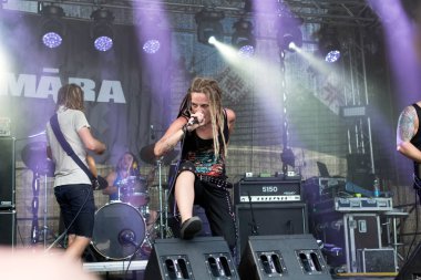 Jekabpils, Letonya - 4 Ağustos 2018: Etkileyici şarkıcı Mara Lisenko Mara Metalshow açık hava Festivali Letonya Letonya metal grubu gerçekleştirme.