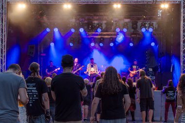 Jekabpils, Letonya - 4 Ağustos 2018: İtalyan metal grubu yeni bozukluğu performans Metalshow açık hava Festivali Letonya zevk Heavy metal hayranları.