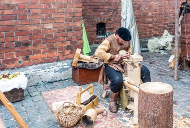 Riga, Letonya - 18 Ağustos 2018: Ortaçağ el sanatları pazarında Riga Şehir Festivali sırasında çalışma Woodcarver.