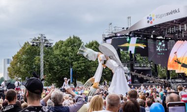 Riga, Letonya - 18 Ağustos 2018: Sokak geçit töreni parçası çek tiyatro V.O.S.A. tarafından Riga Şehir Festivali AngelYorumlayan. 7 metre yüksekliğindeki kukla aktörler stilts Riga sokakları taşıma.