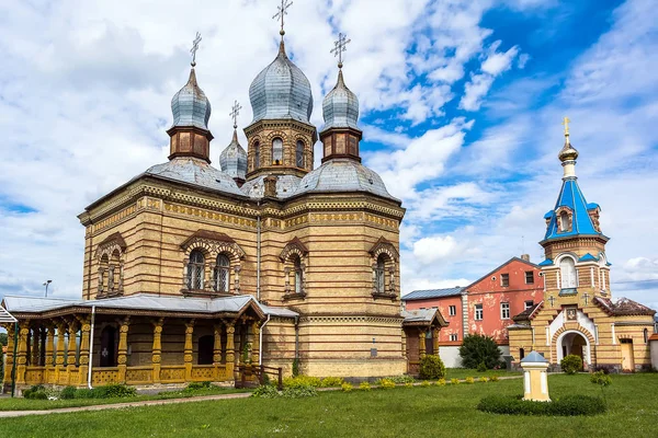 明るく青い空に対する聖霊の Jekabpils 正教会 教会はビザンチン様式の 世紀の後半に建てられました つのドーム都市のランドマークとなっています — ストック写真