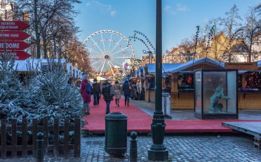 Brussels, Belçika - 13 Aralık 2018: İnsanlar tarafından kabinleri hediyeler ve Hatıra Eşyası dolu Noel pazarı yürüyüş. Brüksel merkezinde adil Noel.