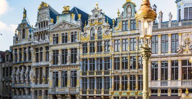 Vintage sokak lambası zengin heykel dekore edilmiş guild önünde cepheler The Grand Place, Brussels, Belçika üzerinde ev sahipliği yapmaktadır. Cömertçe tasarlanmış gables İtalyan Barok Flaman etkileri ile temel alan.