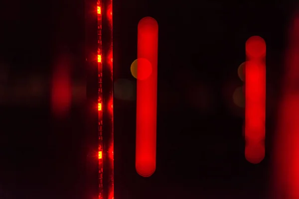 黑暗中的红灯 抽象红色和黑色发光的背景 闪烁的红色灯在黑色背景 — 图库照片
