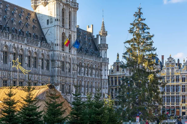 Brüksel, Belçika-13 Aralık 2018: Brüksel Belediye Binası önünde Noel ağacı ve pazarı vardır. Bu gotik bina Brüksel 'de ünlü Grand Place üzerinde yer alır ve Brabantine Gothic bir başyapıt olarak kabul edilir.