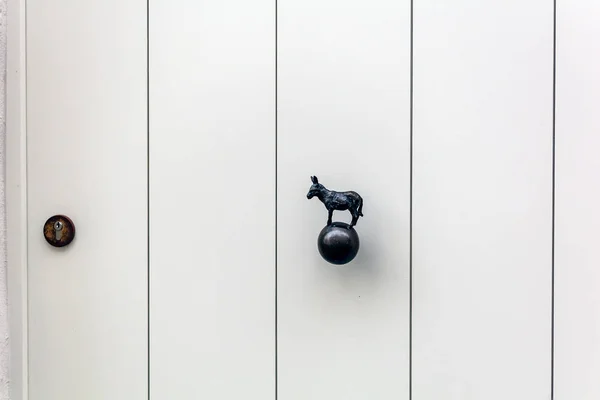 Απότομα Λευκή Ξύλινη Πόρτα Γαιδούρι Σχήμα Ορειχάλκινης Πόρτας Λαβή Ένα — Φωτογραφία Αρχείου