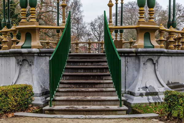 Bruges, Belçika'daki Koningin Astridpark'taki (Kraliçe Astrid Parkı) pitoresk büfeye merdivenler. Çevredeki ağaçlar ve çalılar burayı biraz tenha bir yer haline getirsin..