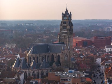 Kırmızı karo çatılar ve kış gününde Saint-Salvator Katedrali kulesi ile Fantastic Bruges şehir silueti. Belfry Kulesi'nin tepesinden Bruges ortaçağ şehir manzarasına bakış.