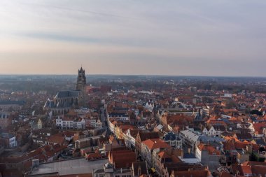 Kırmızı karo çatılar ve kış gününde Saint-Salvator Katedrali kulesi ile Fantastic Bruges şehir silueti. Belfry Kulesi'nin tepesinden Bruges ortaçağ şehir manzarasına bakış.