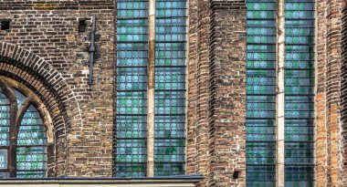 12. yüzyılın ortalarında kurulan ortaçağ Sint-Janshospitaal (St John's Hastanesi) vitray pencereleri ile dış. Bruges sokaklarında Cityscape tekneden vuruldu.