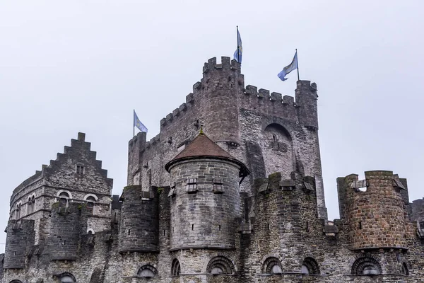 Gravensteen (Sataşkale) olarak bilinen masal kalesi, Gent'te bir ortaçağ kalesi. 12. yüzyıldan kalma flanders taş kale hendek, taret ve ok yarıkları ile birlikte geliyor.
