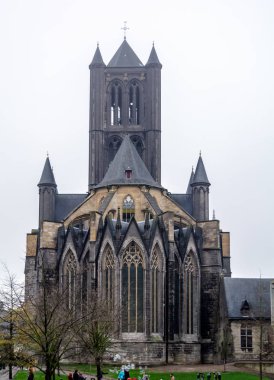 St Nicholas Kilisesi ghent ünlü Üç Kuleleri biridir - şehir siluetinin kuleleri. Onun fener kule ve birden ince taret, kilise Scheldt Gotik tarzı güzel bir örnek yapmak.