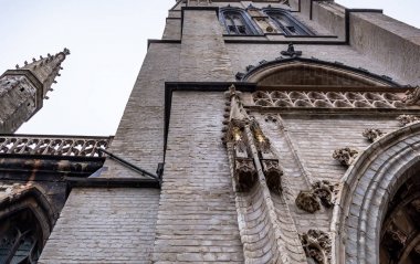 Saint Bavo Katedrali 'nin (Sint-Baafs Katedrali) 89 metre yüksekliğindeki Gotik kulesi alçak açıyla vuruldu. Şehrin canlı kalbindeki en eski kilisedir..