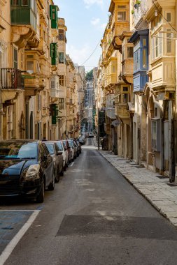 Geleneksel Malta ahşap balkonları ve yükselen yolu olan Valletta sokak mimarisi
