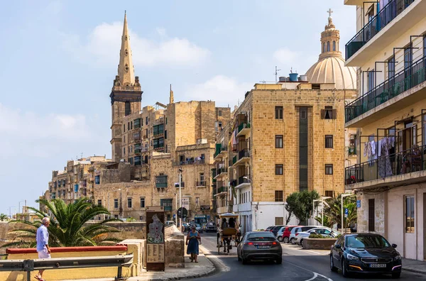 Valletta Málta 2019 Augusztus Emberek Sétálnak Végig Valletta Töltésen Napsütéses — Stock Fotó