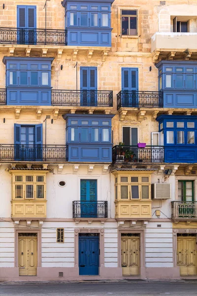 Фасад Жилого Дома Голубой Дверью Ставнями Традиционным Мальтийским Деревянным Балконом — стоковое фото