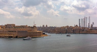 Birgu 'da (Vittoriosa) kale olan Fort St. Angelo' ya ve Valletta, Malta 'dan Senglea (Isla) şehrine bakın..
