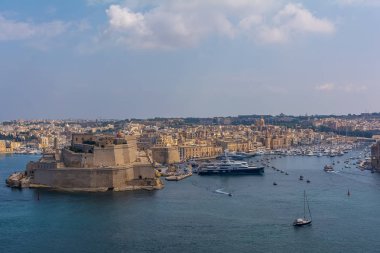 St. Angelo Kalesi 'ne, Birgu (Vittoriosa) şehrinin bir kısmına ve lüks yat ve gemilerle dolu Grand Harbour Marina' ya bakın. Valletta, Malta 'dan St. Angelo Kalesine bakın..