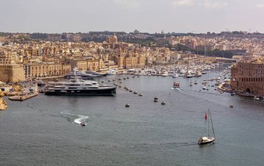 Ortaçağ şehri Birgu 'ya (Vittoriosa) ve lüks yat ve gemilerle dolu Grand Harbour Marina' ya bakın. Birgu, güçlendirilmiş duvarlar, antik tarih ve anıtlarla çevrili eşsiz bir şehirdir..