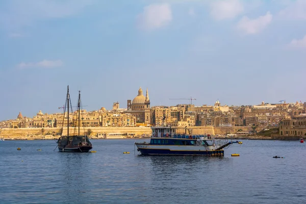 Küstenlandschaft Von Valletta Bei Sonnigem Sommertag Mit Modernem Boot Und — Stockfoto
