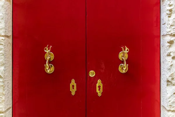 Κόκκινη Ξύλινη Πόρτα Χρυσά Vintage Βυζιά Όπως Δελφίνι Τρίαινα Σχήμα — Φωτογραφία Αρχείου