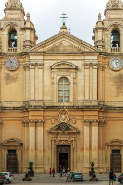 Mdina, Malta - 31 Ağustos 2019: St Paul Katedrali 'nin girişinden önce turistler. Pilasterlere göre üç bölmeye ayrılan katedral, St. Paul Meydanı 'ndan üç basamak yükseliyor..