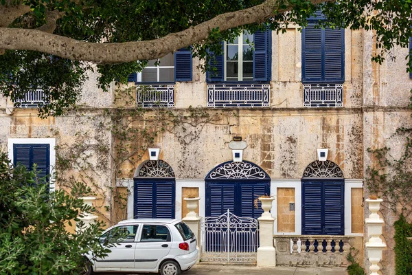 Живописный Дом Мдине Мальта Голубой Морской Дверью Ставнями Окон Белоснежными — стоковое фото