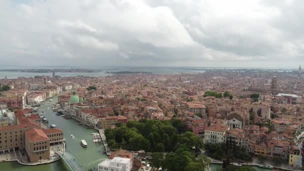 Velence Karantén - Piazzale Roma, Constitution Bridge drónfelvételek — Stock videók
