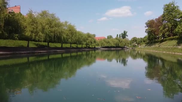 Ljubljana Szlovénia, szuper gyors repülés a folyón — Stock videók