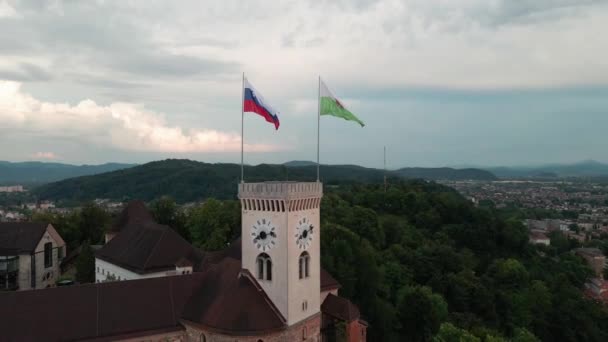 Liubliana, Eslovénia, pós-graduação no Castelo da Cidade. Bandeiras no vento, imagem patriótica orgulhosa — Vídeo de Stock