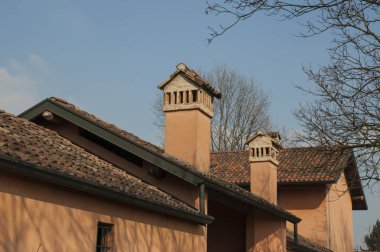 Out bir mavi kış gökyüzünde ayakta bacalar