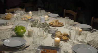 Masa örtüsü ve beyaz eski Ginori plakaları için zarif bir Dinne Şam