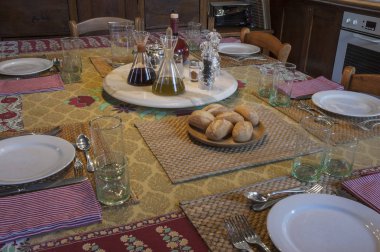 Bir öğle yemeği için tablo kümesinde mutfak