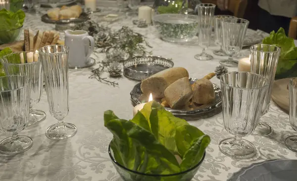 绿色碗与沙拉 虾和蛋黄酱在一套水酱桌布 白色板和银刀设置 — 图库照片