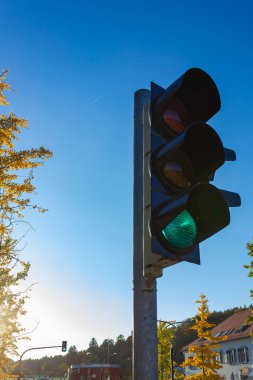 Sonbahar gün batımında yeşil trafik ışığı