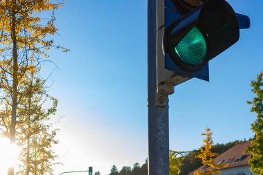 Sonbahar gün batımında yeşil trafik ışığı