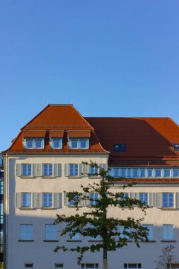 tarihsel ofis binaları cephe Güney Almanya'da parlayan sonbahar akşam mavi gökyüzü güneş